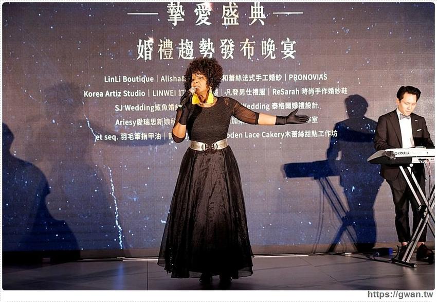 全台唯一全黑鏡面鋼琴烤漆宴會廳,還有夢幻池畔廣場!台中超有質感的婚宴會館在這裡~