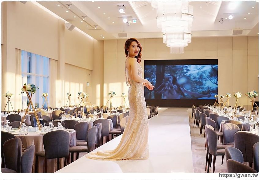 全台唯一全黑鏡面鋼琴烤漆宴會廳,還有夢幻池畔廣場!台中超有質感的婚宴會館在這裡~
