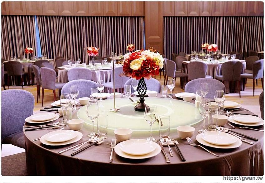 全台唯一全黑鏡面鋼琴烤漆宴會廳,還有夢幻池畔廣場!台中超有質感的婚宴會館在這裡~