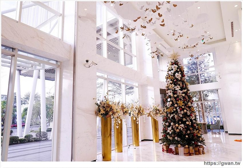 全台唯一全黑鏡面鋼琴烤漆宴會廳,還有夢幻池畔廣場!台中超有質感的婚宴會館在這裡~