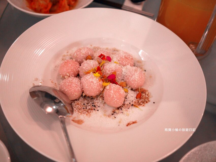 【台中美食】萊特薇庭台中最美的飯店式宴會餐廳，人生最重要決定就在這舉行吧！婚宴辦桌桌菜菜色心得分享紀錄。 @熊寶小榆の旅遊日記