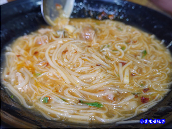 綜合麵線加辣-無敵號赤肉大腸蚵仔麵線 (2).jpg