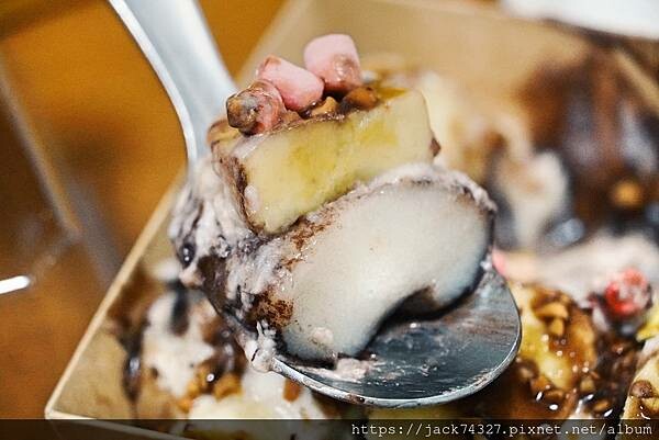 {台中美食}芳塢碼頭專業麻糬，每日現點現做，必點一次包進紅豆