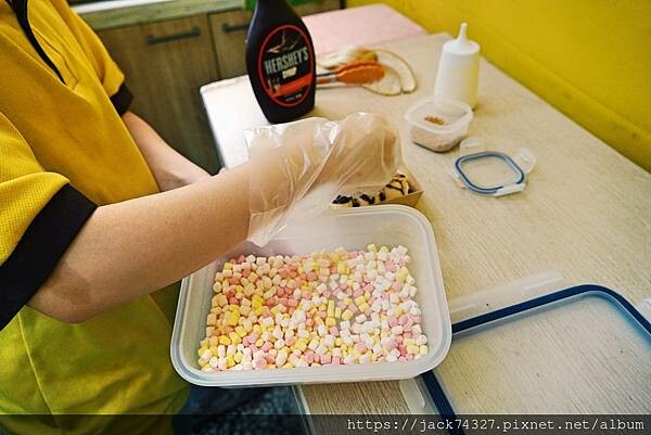 {台中美食}芳塢碼頭專業麻糬，每日現點現做，必點一次包進紅豆