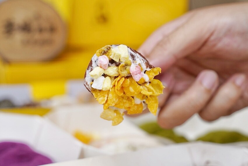 【芳塢碼頭專業麻糬】在地人推薦的麻糬口袋名單怎麼能錯過！傳統包餡麻糬顆顆飽滿且不黏牙，新上市的雲朵驢打滾療癒可愛又欠吃！台中伴手禮首選推薦！ - 阿華田的美食日記