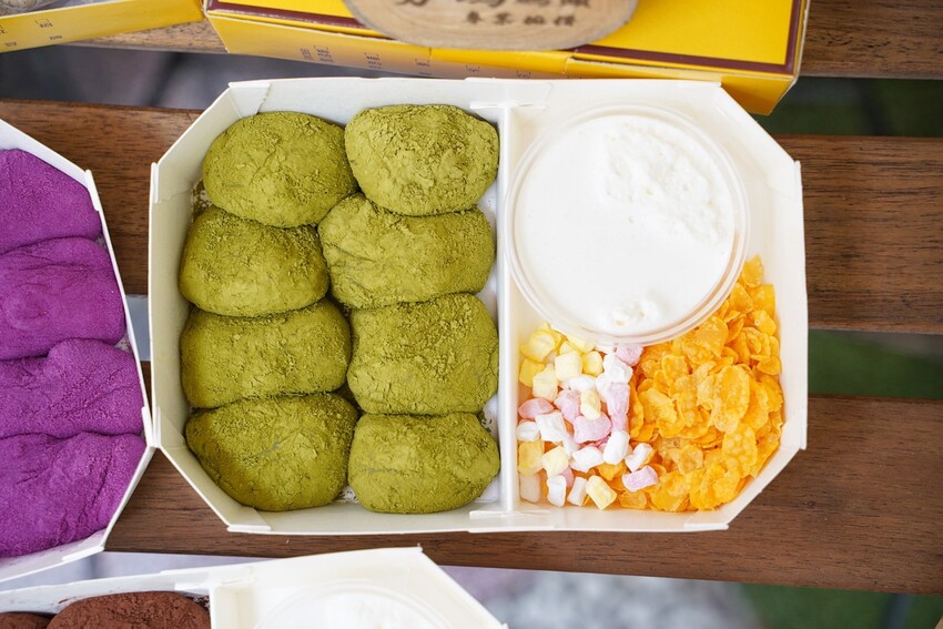 【芳塢碼頭專業麻糬】在地人推薦的麻糬口袋名單怎麼能錯過！傳統包餡麻糬顆顆飽滿且不黏牙，新上市的雲朵驢打滾療癒可愛又欠吃！台中伴手禮首選推薦！ - 阿華田的美食日記