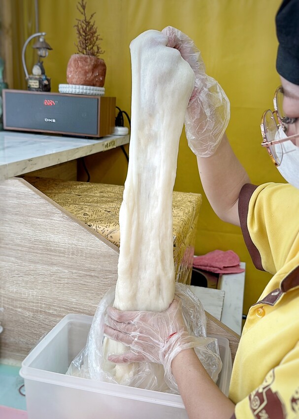 【芳塢碼頭專業麻糬】在地人推薦的麻糬口袋名單怎麼能錯過！傳統包餡麻糬顆顆飽滿且不黏牙，新上市的雲朵驢打滾療癒可愛又欠吃！台中伴手禮首選推薦！ - 阿華田的美食日記