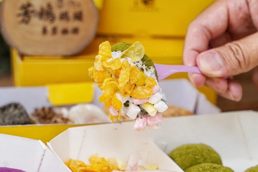 【芳塢碼頭專業麻糬】在地人推薦的麻糬口袋名單怎麼能錯過！傳統包餡麻糬顆顆飽滿且不黏牙，新上市的雲朵驢打滾療癒可愛又欠吃！台中伴手禮首選推薦！ - 阿華田的美食日記