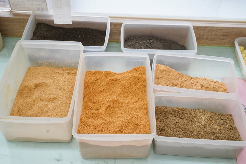 【芳塢碼頭專業麻糬】在地人推薦的麻糬口袋名單怎麼能錯過！傳統包餡麻糬顆顆飽滿且不黏牙，新上市的雲朵驢打滾療癒可愛又欠吃！台中伴手禮首選推薦！ - 阿華田的美食日記