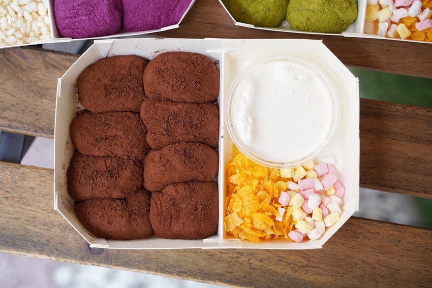 【芳塢碼頭專業麻糬】在地人推薦的麻糬口袋名單怎麼能錯過！傳統包餡麻糬顆顆飽滿且不黏牙，新上市的雲朵驢打滾療癒可愛又欠吃！台中伴手禮首選推薦！ - 阿華田的美食日記