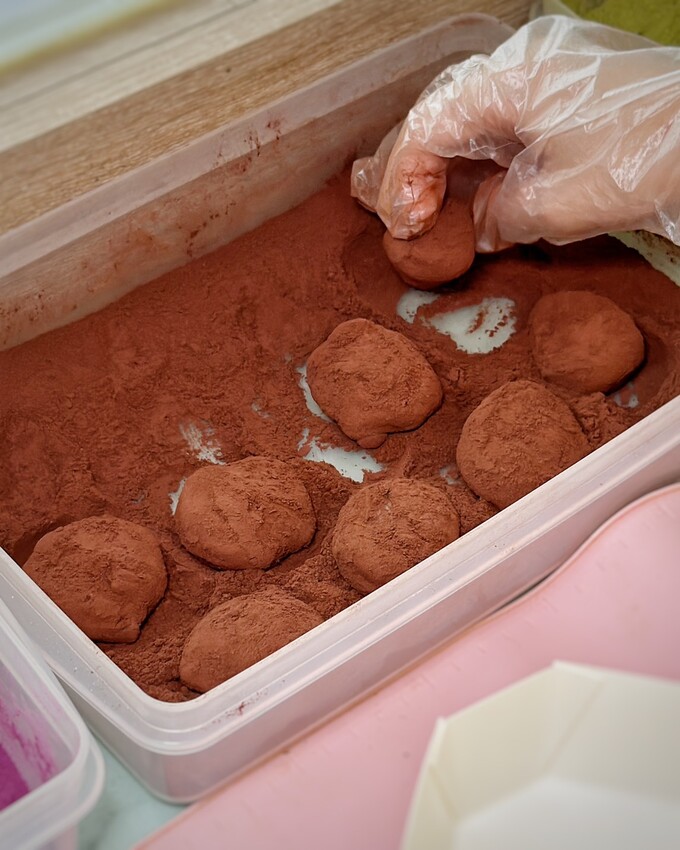 【芳塢碼頭專業麻糬】在地人推薦的麻糬口袋名單怎麼能錯過！傳統包餡麻糬顆顆飽滿且不黏牙，新上市的雲朵驢打滾療癒可愛又欠吃！台中伴手禮首選推薦！ - 阿華田的美食日記