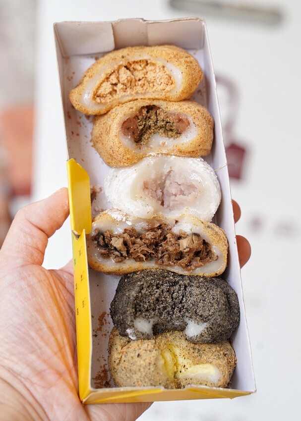 【芳塢碼頭專業麻糬】在地人推薦的麻糬口袋名單怎麼能錯過！傳統包餡麻糬顆顆飽滿且不黏牙，新上市的雲朵驢打滾療癒可愛又欠吃！台中伴手禮首選推薦！ - 阿華田的美食日記