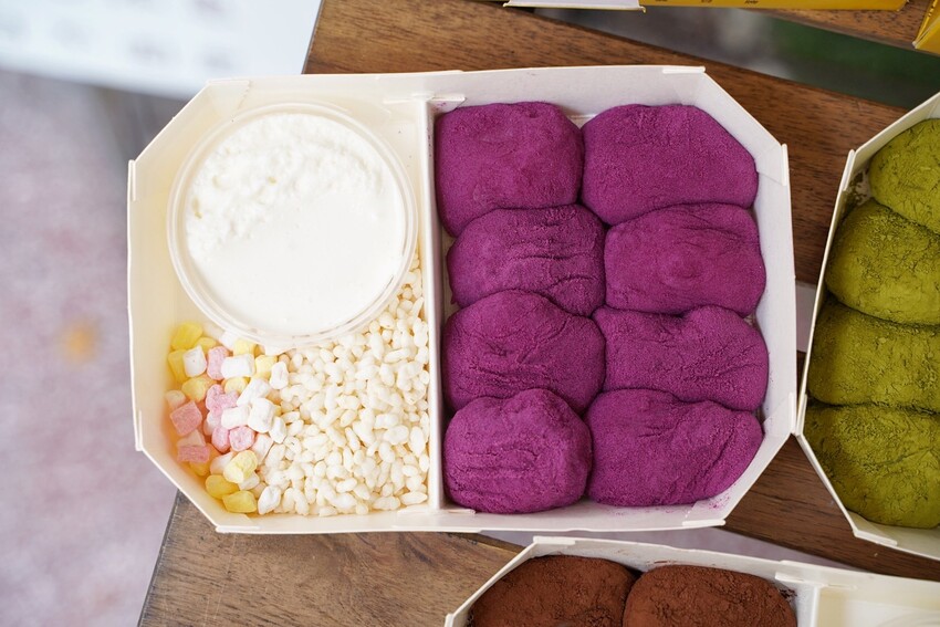 【芳塢碼頭專業麻糬】在地人推薦的麻糬口袋名單怎麼能錯過！傳統包餡麻糬顆顆飽滿且不黏牙，新上市的雲朵驢打滾療癒可愛又欠吃！台中伴手禮首選推薦！ - 阿華田的美食日記