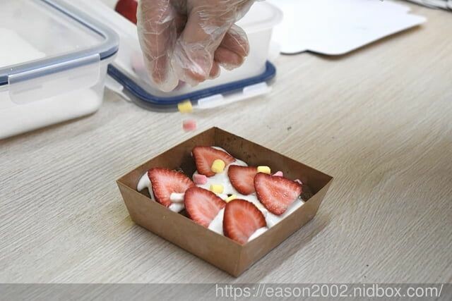 台中伴手禮 | 芳塢碼頭專業麻糬 傳統美食新突破 莓友朵起來 季節限定（新鮮草莓+傳統麻糬+手作餡料） -  就是這樣。吃喝玩樂。愛漂亮部落格 - FashionGuide 華人時尚專業評鑑