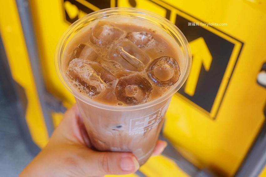 出櫃茶飲（台中新時代）。只要29元，台中最便宜奶蓋手搖飲，加滿三種配料只要5塊錢！ @蹦啾♥謝蘿莉 La vie heureuse