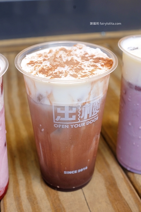 出櫃茶飲（台中新時代）。只要29元，台中最便宜奶蓋手搖飲，加滿三種配料只要5塊錢！ @蹦啾♥謝蘿莉 La vie heureuse