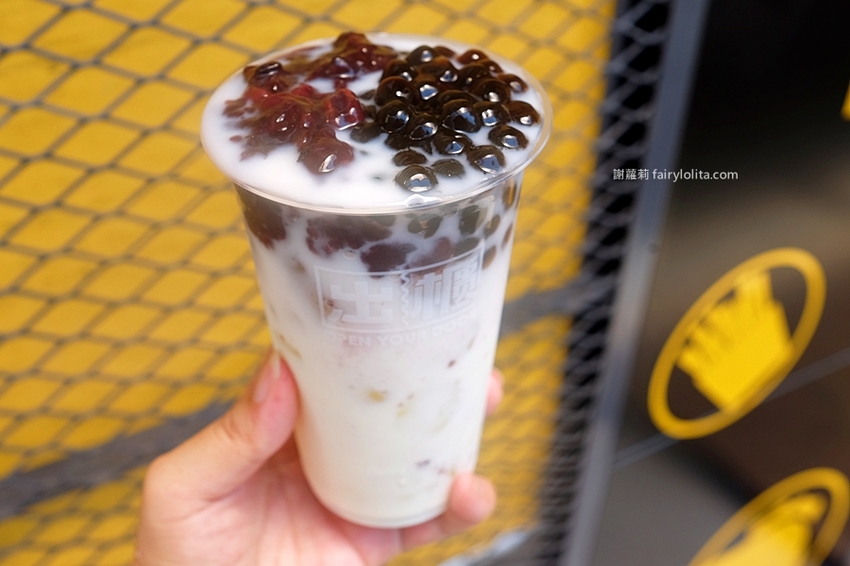 出櫃茶飲（台中新時代）。只要29元，台中最便宜奶蓋手搖飲，加滿三種配料只要5塊錢！ @蹦啾♥謝蘿莉 La vie heureuse