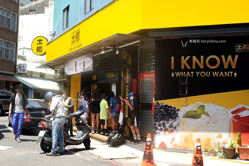 出櫃茶飲（台中新時代）。只要29元，台中最便宜奶蓋手搖飲，加滿三種配料只要5塊錢！ @蹦啾♥謝蘿莉 La vie heureuse