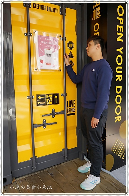 草莓控喝一波║期間限定草莓芝士厚奶蓋，滿滿的草莓果肉漂浮奶蓋裡，妳喝過了嗎？(出櫃台中新時代)