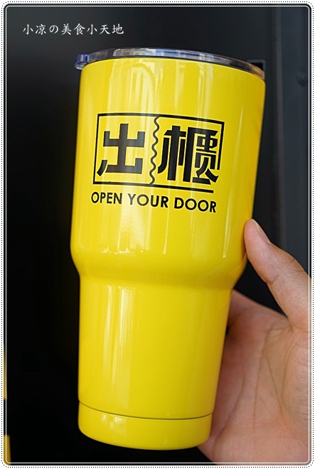 草莓控喝一波║期間限定草莓芝士厚奶蓋，滿滿的草莓果肉漂浮奶蓋裡，妳喝過了嗎？(出櫃台中新時代)