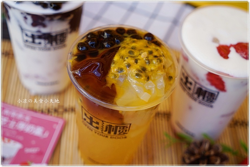 草莓控喝一波║期間限定草莓芝士厚奶蓋，滿滿的草莓果肉漂浮奶蓋裡，妳喝過了嗎？(出櫃台中新時代)