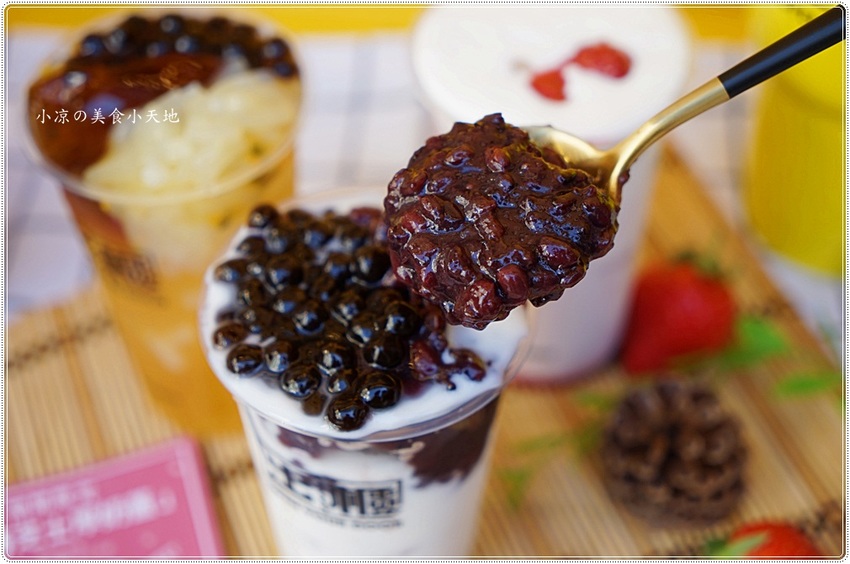 草莓控喝一波║期間限定草莓芝士厚奶蓋，滿滿的草莓果肉漂浮奶蓋裡，妳喝過了嗎？(出櫃台中新時代)