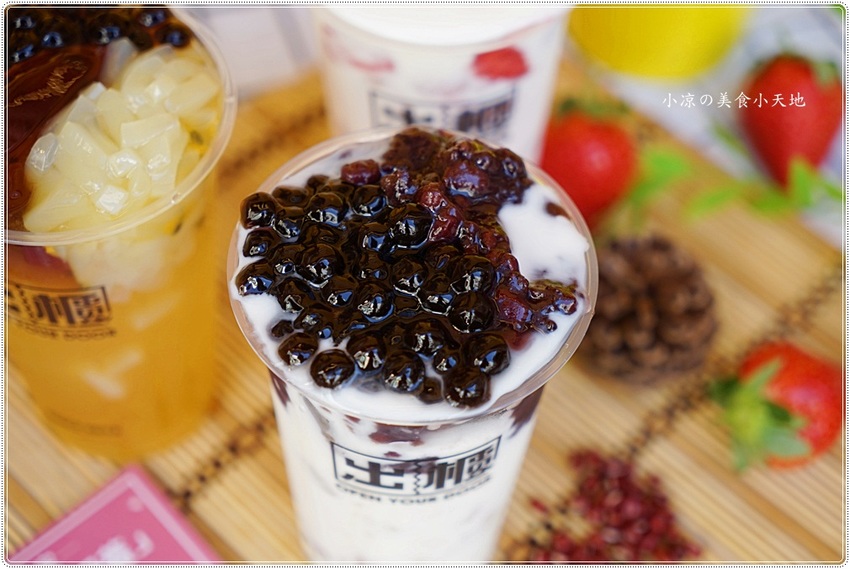 草莓控喝一波║期間限定草莓芝士厚奶蓋，滿滿的草莓果肉漂浮奶蓋裡，妳喝過了嗎？(出櫃台中新時代)