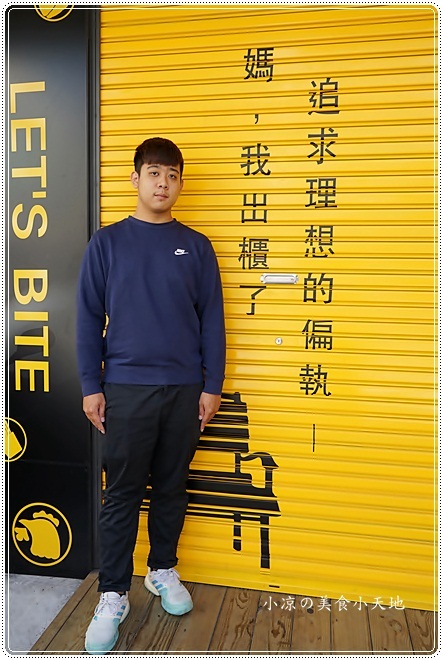 草莓控喝一波║期間限定草莓芝士厚奶蓋，滿滿的草莓果肉漂浮奶蓋裡，妳喝過了嗎？(出櫃台中新時代)