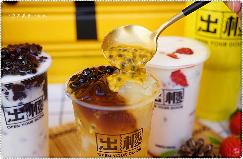 草莓控喝一波║期間限定草莓芝士厚奶蓋，滿滿的草莓果肉漂浮奶蓋裡，妳喝過了嗎？(出櫃台中新時代)