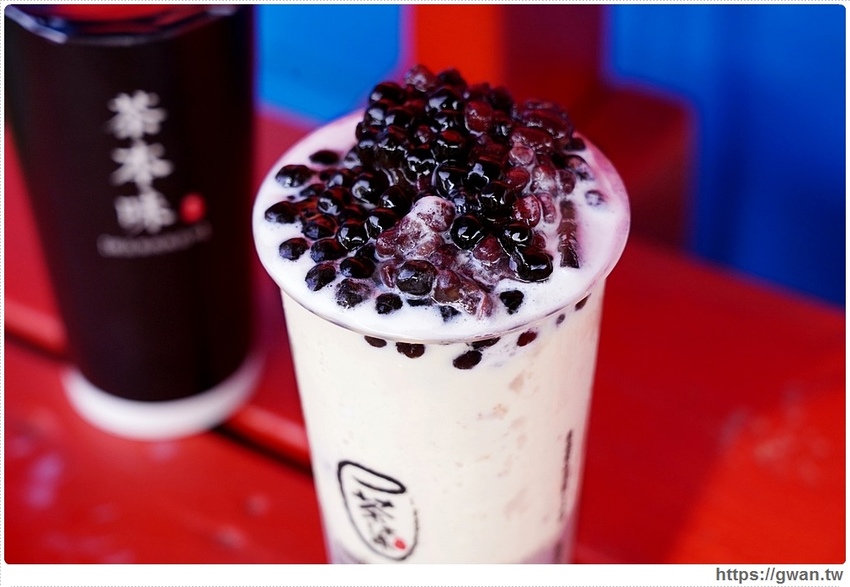 全台首創，把草莓糖葫蘆放進飲料裡！一天限量20杯，只有這裡能喝到～