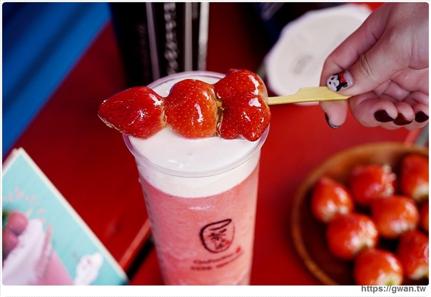 全台首創，把草莓糖葫蘆放進飲料裡！一天限量20杯，只有這裡能喝到～