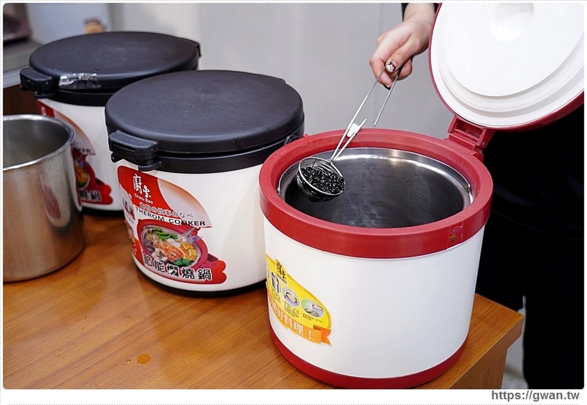 全台首創，把草莓糖葫蘆放進飲料裡！一天限量20杯，只有這裡能喝到～