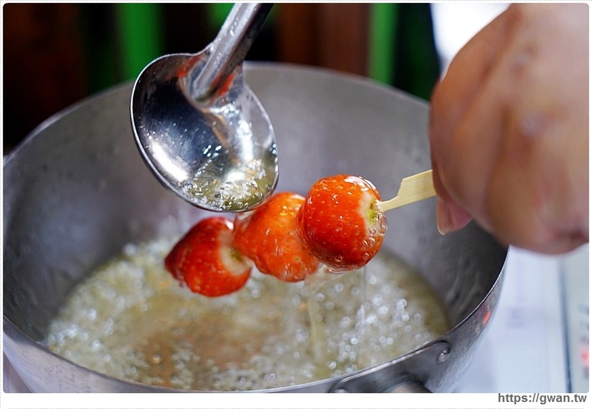 全台首創，把草莓糖葫蘆放進飲料裡！一天限量20杯，只有這裡能喝到～