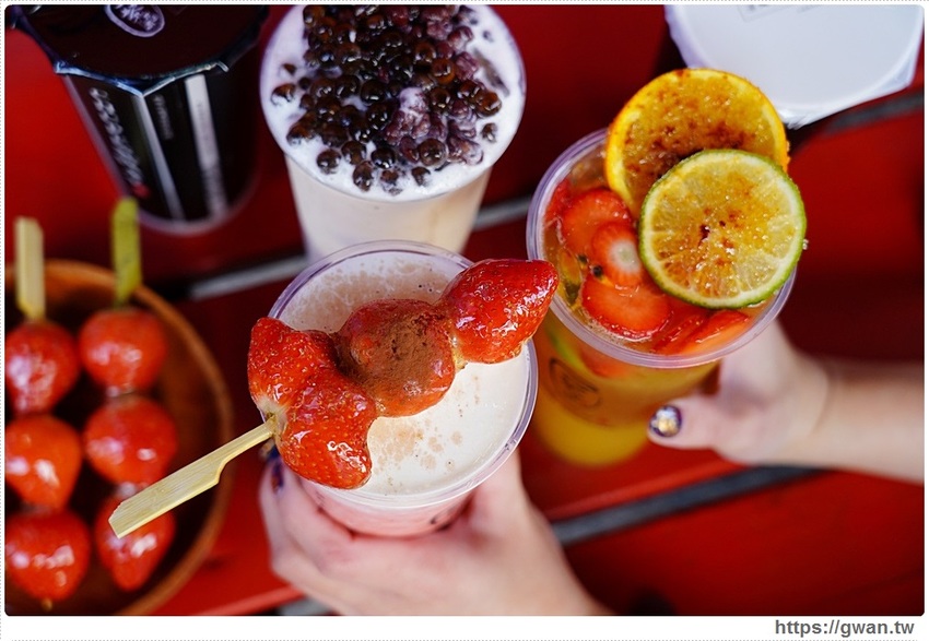 全台首創，把草莓糖葫蘆放進飲料裡！一天限量20杯，只有這裡能喝到～