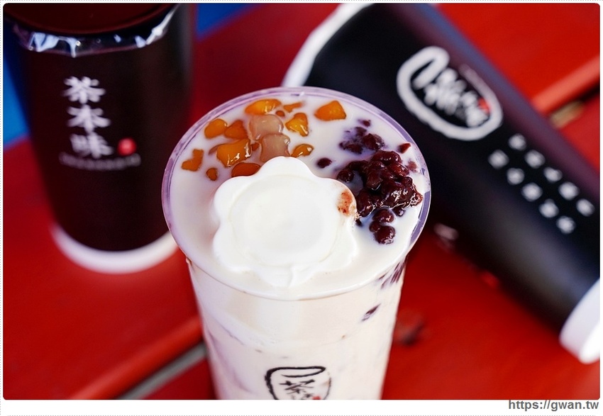 全台首創，把草莓糖葫蘆放進飲料裡！一天限量20杯，只有這裡能喝到～