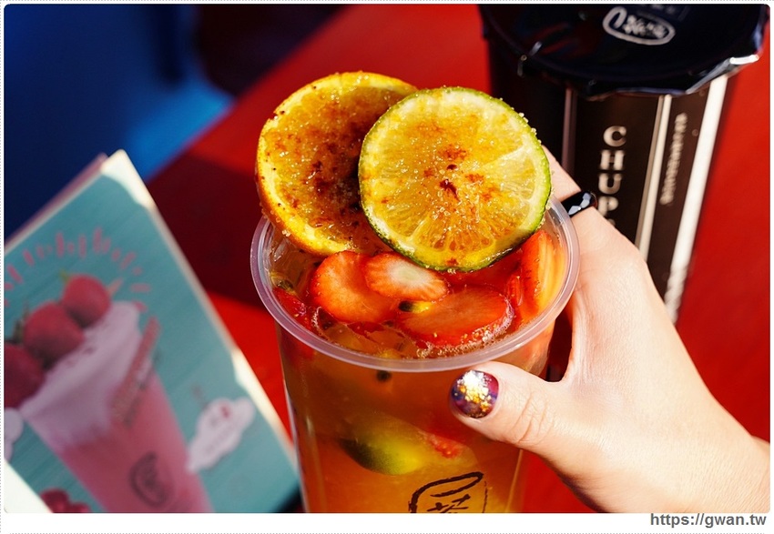 全台首創，把草莓糖葫蘆放進飲料裡！一天限量20杯，只有這裡能喝到～