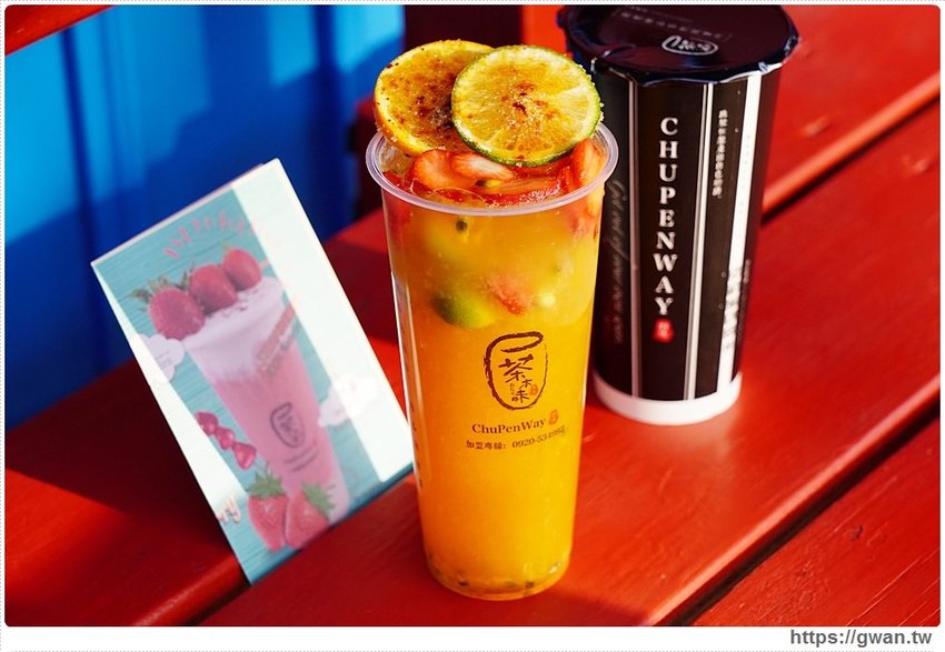 全台首創，把草莓糖葫蘆放進飲料裡！一天限量20杯，只有這裡能喝到～