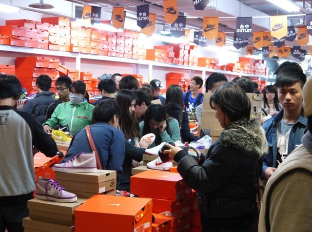 全台首創，把草莓糖葫蘆放進飲料裡！一天限量20杯，只有這裡能喝到～