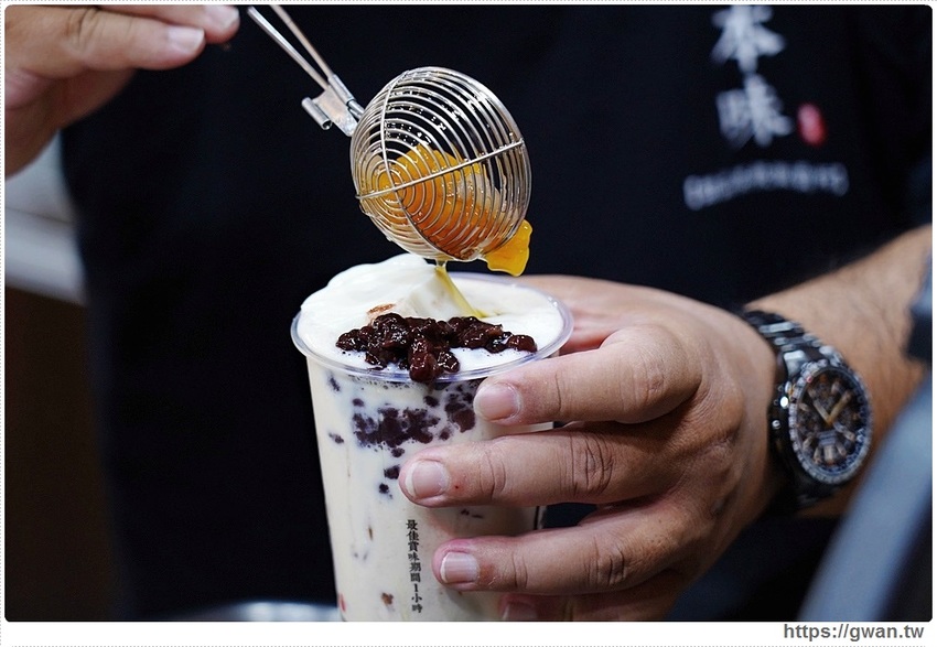 全台首創，把草莓糖葫蘆放進飲料裡！一天限量20杯，只有這裡能喝到～