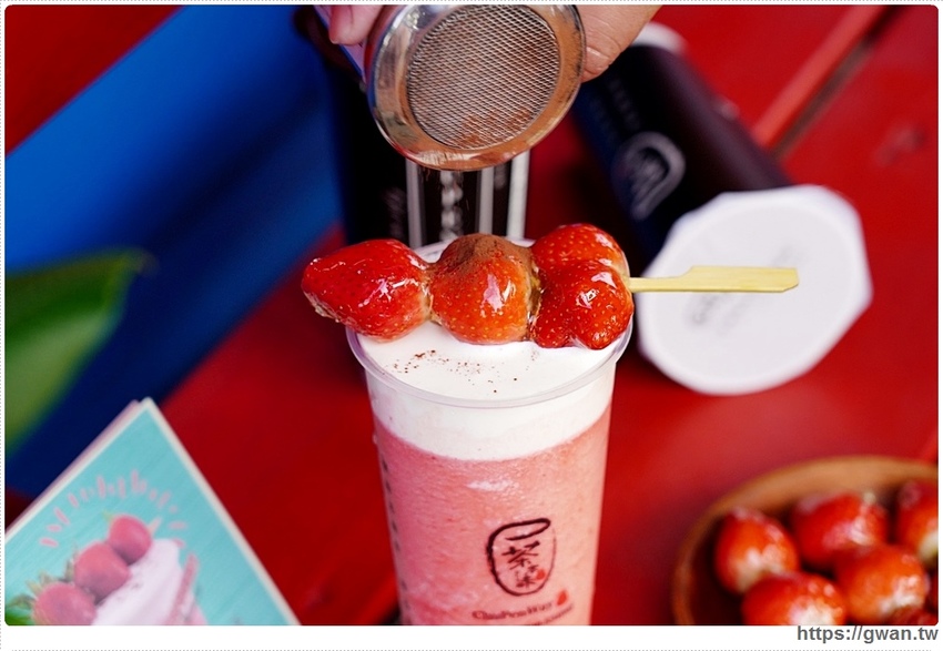 全台首創，把草莓糖葫蘆放進飲料裡！一天限量20杯，只有這裡能喝到～