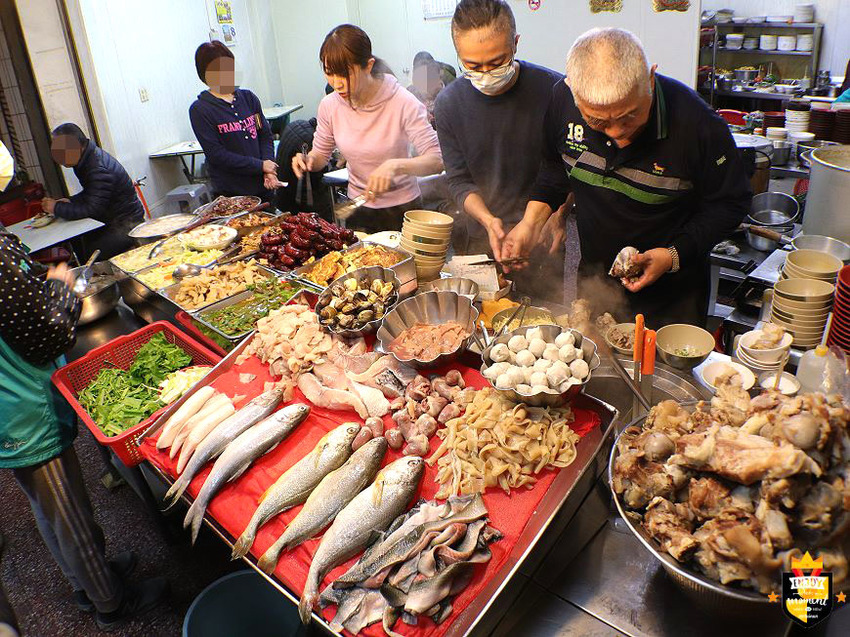 台南小吃/傳統古早味飯桌仔/還沒開店就排隊/無店名飄香10多年/在地老饕口袋名單/價格親民食材新鮮