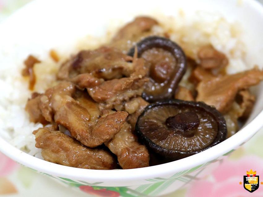 台南小吃/傳統古早味飯桌仔/還沒開店就排隊/無店名飄香10多年/在地老饕口袋名單/價格親民食材新鮮