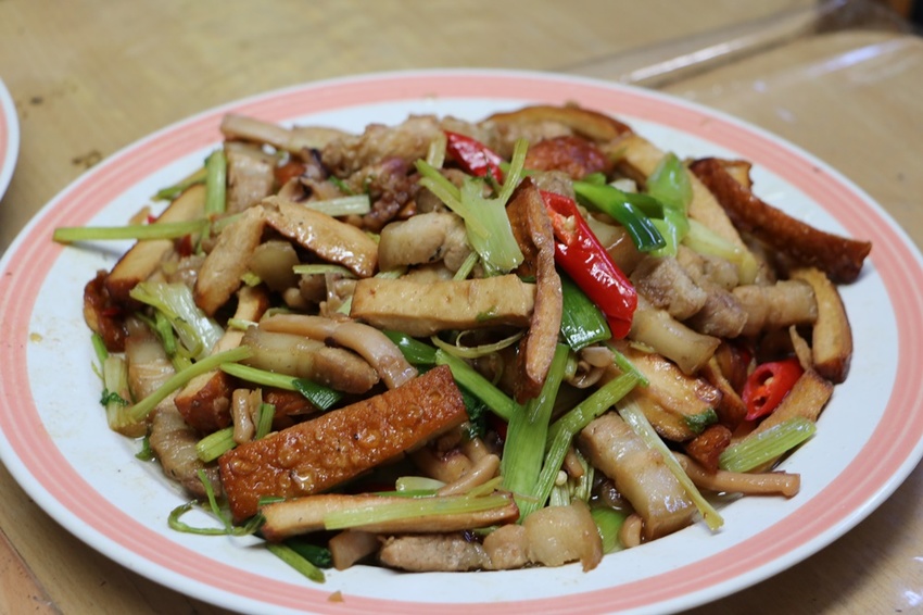 花蓮鳳林。徐穗堆廖快菸樓 大阪式菸樓 x 客家風味餐、香蒜豬腳、長豆干排骨湯