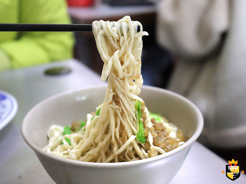 台南麵店／無招牌無店名36年老店／每日限量賣完提早收／在地人從小吃到大／用餐時段人潮滿滿／平價消費物超所值