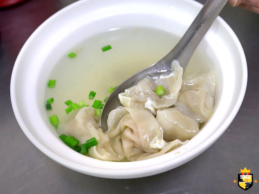 台南麵店／無招牌無店名36年老店／每日限量賣完提早收／在地人從小吃到大／用餐時段人潮滿滿／平價消費物超所值