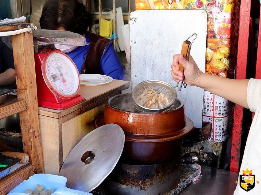 台南麵店／無招牌無店名36年老店／每日限量賣完提早收／在地人從小吃到大／用餐時段人潮滿滿／平價消費物超所值