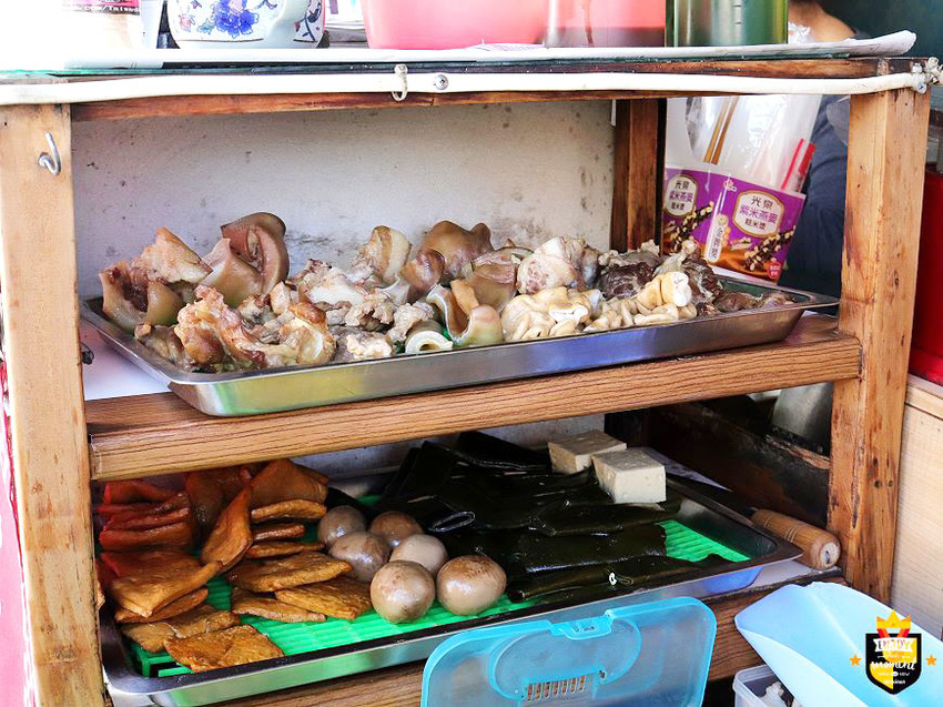 台南麵店／無招牌無店名36年老店／每日限量賣完提早收／在地人從小吃到大／用餐時段人潮滿滿／平價消費物超所值