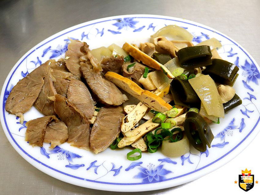 台南麵店／無招牌無店名36年老店／每日限量賣完提早收／在地人從小吃到大／用餐時段人潮滿滿／平價消費物超所值