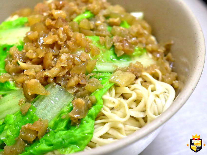 台南麵店／無招牌無店名36年老店／每日限量賣完提早收／在地人從小吃到大／用餐時段人潮滿滿／平價消費物超所值