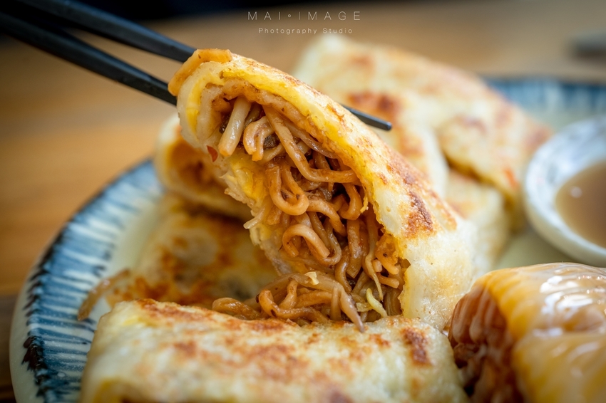 桃園中壢美食｜好貳Coffee Home Cuisine，中壢中正公園對面翻轉台味文青早午餐。古早味軟蛋餅、韓風金厚吐司、黑金松露拌麵必點